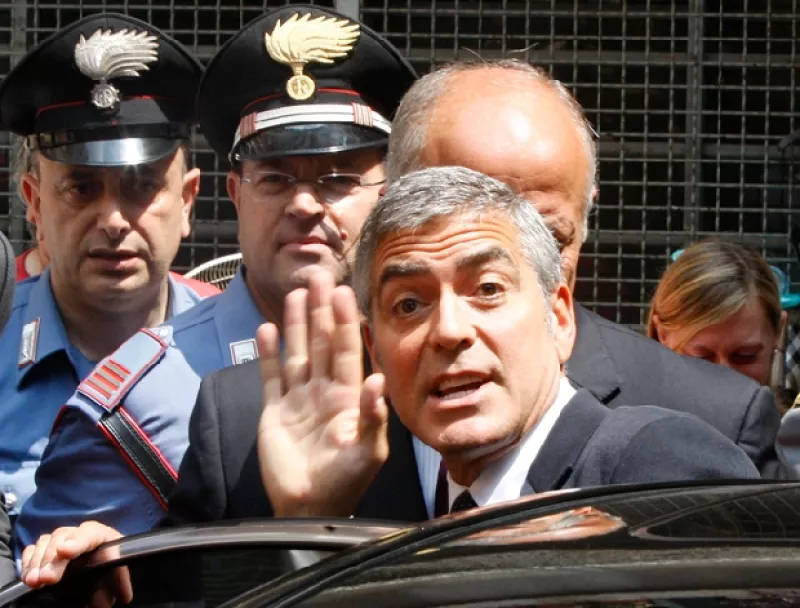 Empresarios italianos dijeron que el actor estaba detrás de su línea de ropa, por lo que el actor debió subir al estrado de testigos desde donde cautivó al público, como lo haría en la alfombra roja.