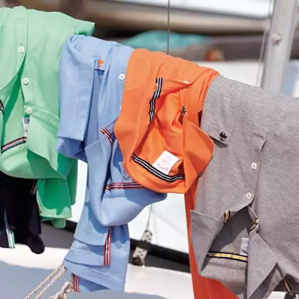 Combina tu ‘outfit’ con cualquiera de estas playeras estilo polo, con material 100% algodón.