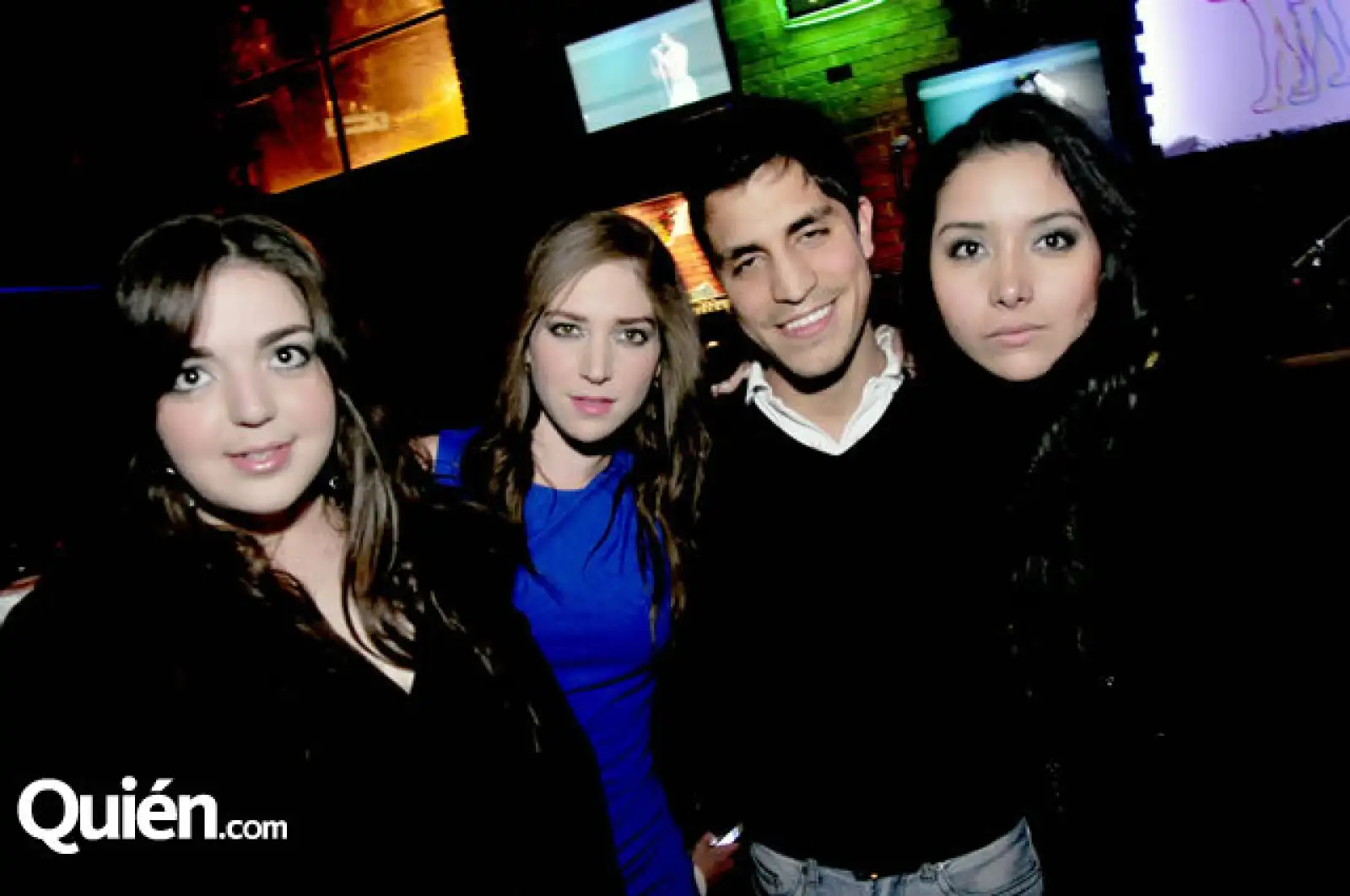 Emma y Ericka Sánchez con Jorge Domenzai y Claudia Ameli