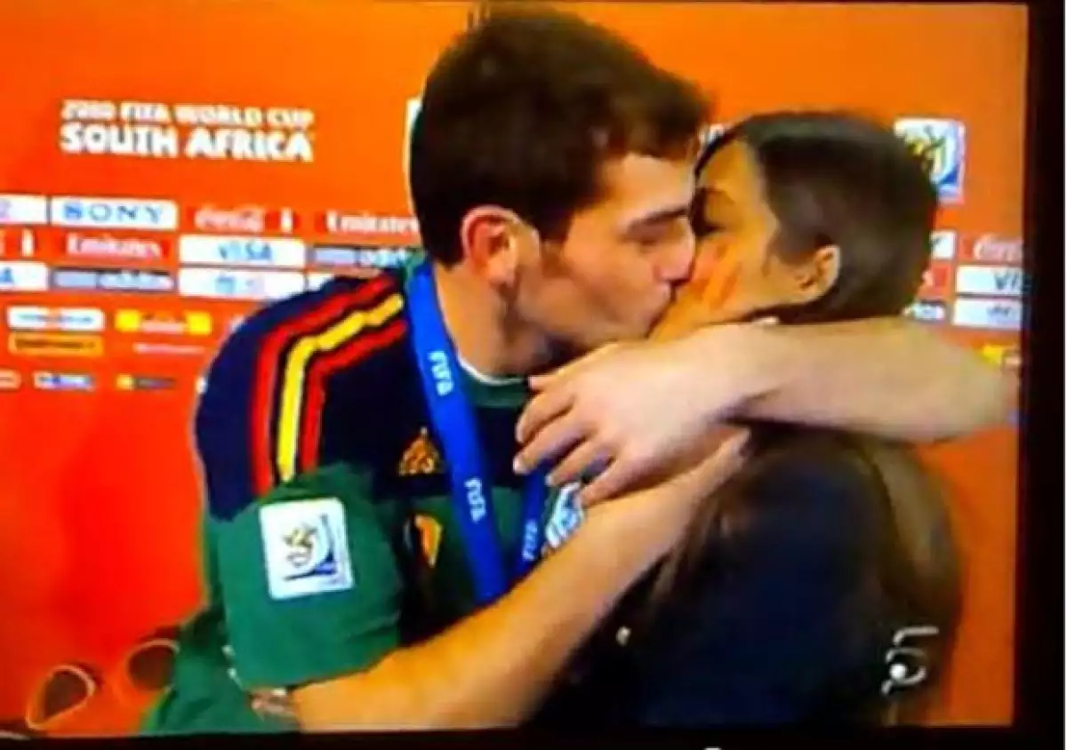 Durante todo el Mundial guardó la compostura pero la alegría del campeonato justificó su emoción frente a la periodista Sara Carbonero.