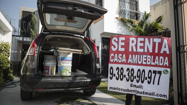 Los despidos provocan que los hogares se queden vacíos, pues gran parte del personal en actividades petroleras provienen de otros estados de la República, o incluso de otros países como Venezuela.