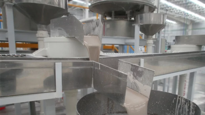 Arribo de materia prima a la planta para realizar subprocesos productivos: acondicionamiento de la pasta y preparación del esmalte.