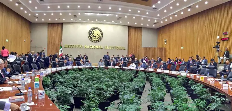El Instituto Nacional Electora acató una sentencia emitida por el Tribunal Electoral federal que lo faculta para solicitar el reintegro de recursos de campaña. 