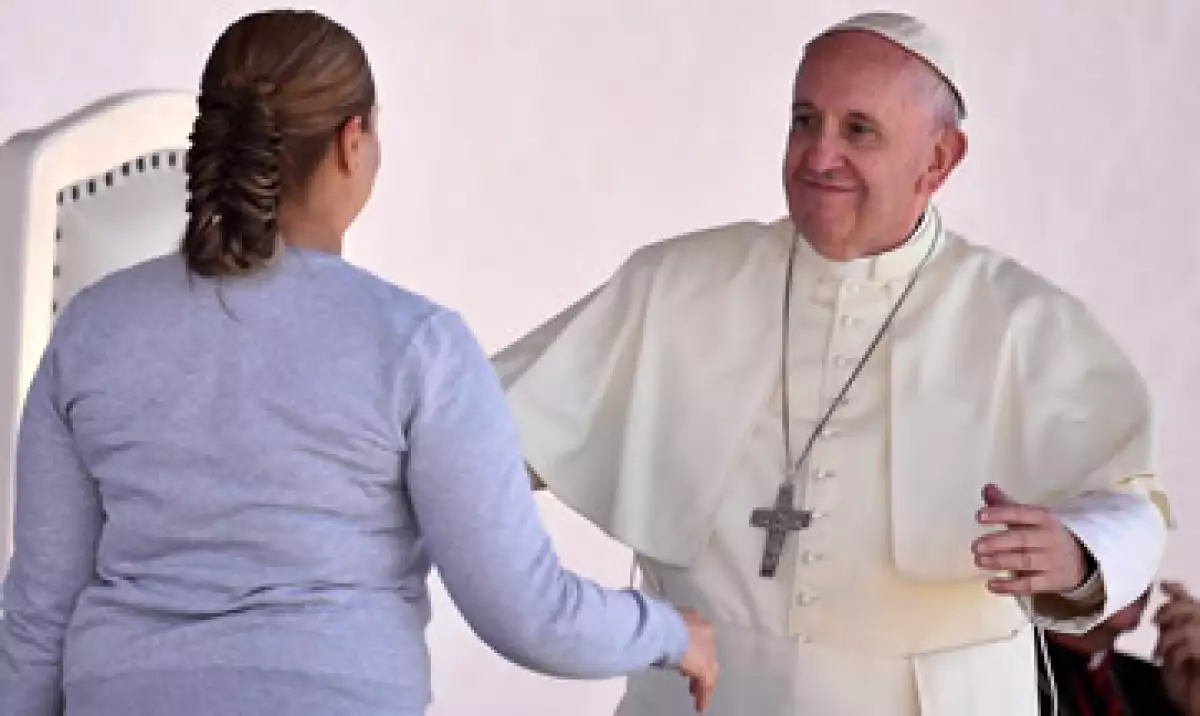 El papa abrazó a 20 mujeres y 30 hombres reos en el penal juarense. (Foto: AFP)