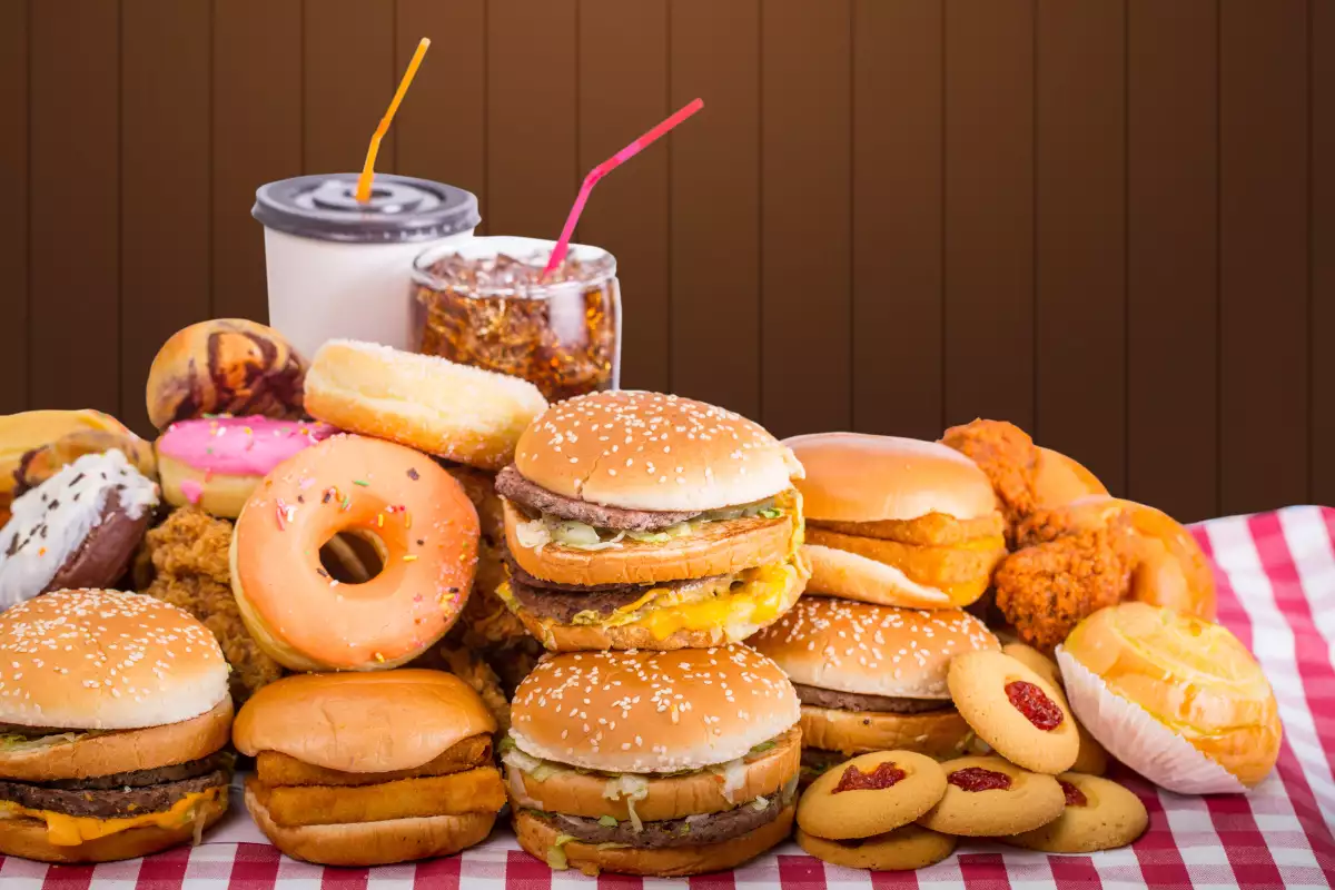 Consumo de productos procesados, comida rápida y alimentos de diversas culturas.