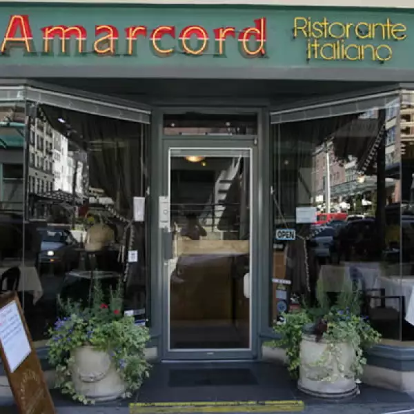 Si prefieres la comida italiana, visita el Amarcord Ristorante Italiano, en el número 96 de la calle Bronte. Con un ambiente familiar, el promedio de gasto por persona es de 25 dólares y sus postres son la especialidad de la casa.