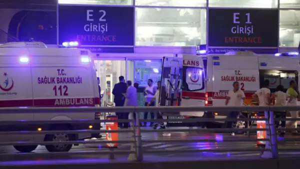 Las autoridades han indicado que hay más de 60 personas heridas tras el ataque en el aeropuerto de Atatürk.