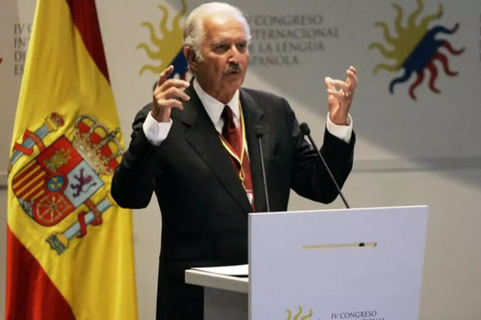 Carlos Fuentes dando un discurso durante la apertura del IV Congreso Internacional de la Lengua Española llevado a cabo en marzo de 2007 en Cartagena, Colombia.