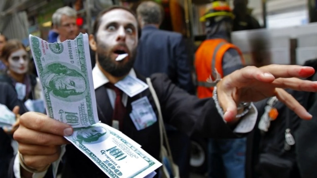 un manifestante finge ser un zombie
