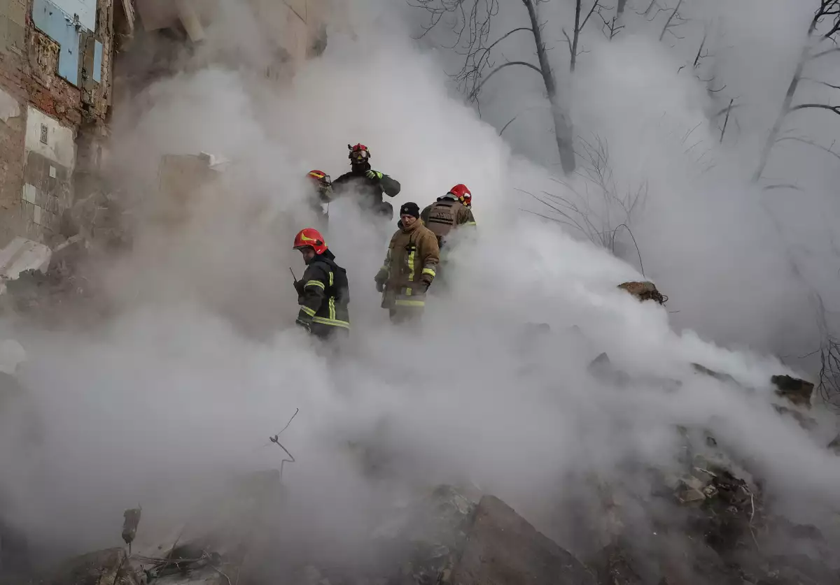  Los rescatistas trabajan en el sitio de un edificio residencial gravemente dañado durante un ataque con misiles rusos, en medio del ataque de Rusia a Ucrania, en Kharkiv, Ucrania, el 23 de enero de 2024.