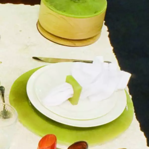 RESINA Sillas tapizadas con kanat, soyeros y tortillero de resina, Ornamenta.