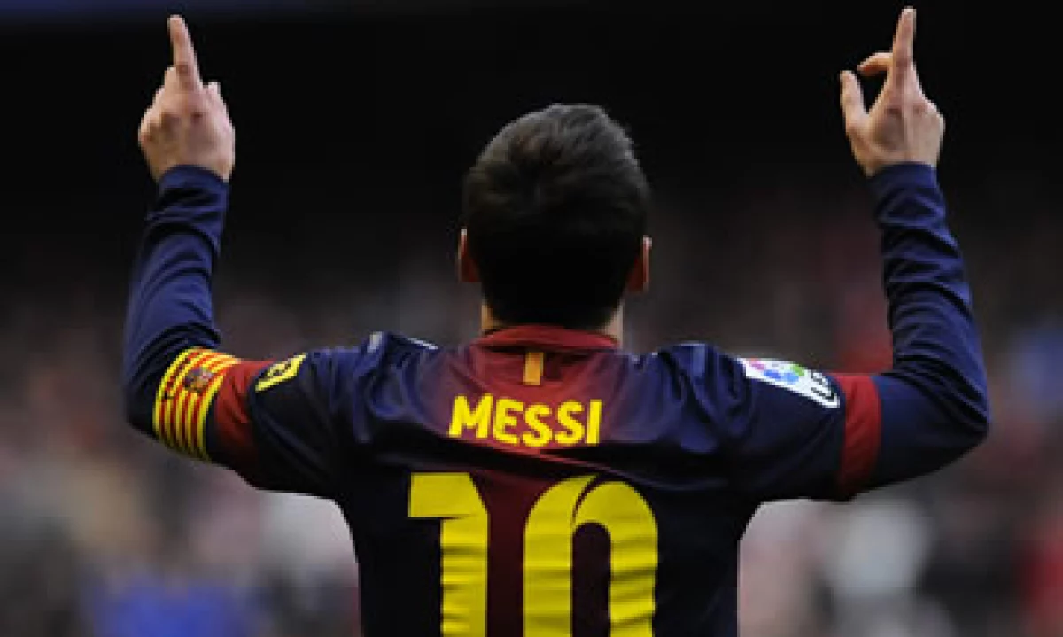 Lionel Messi abandona al FC Barcelona (foto de Messi celebrando un gol, tomada de espaldas)