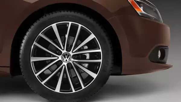 Por primera vez en toda la historia del modelo, su diseño y construcción no partió desde un Golf por lo que tuvieron más libertades para armonizar sus formas y convertirlo en un sedán desde un inicio.
