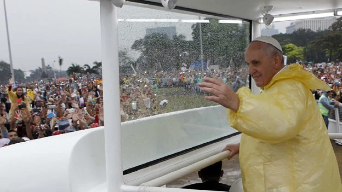 El papa Francisco saluda a una multitud en Manila durante su pasada visita a Filipinas