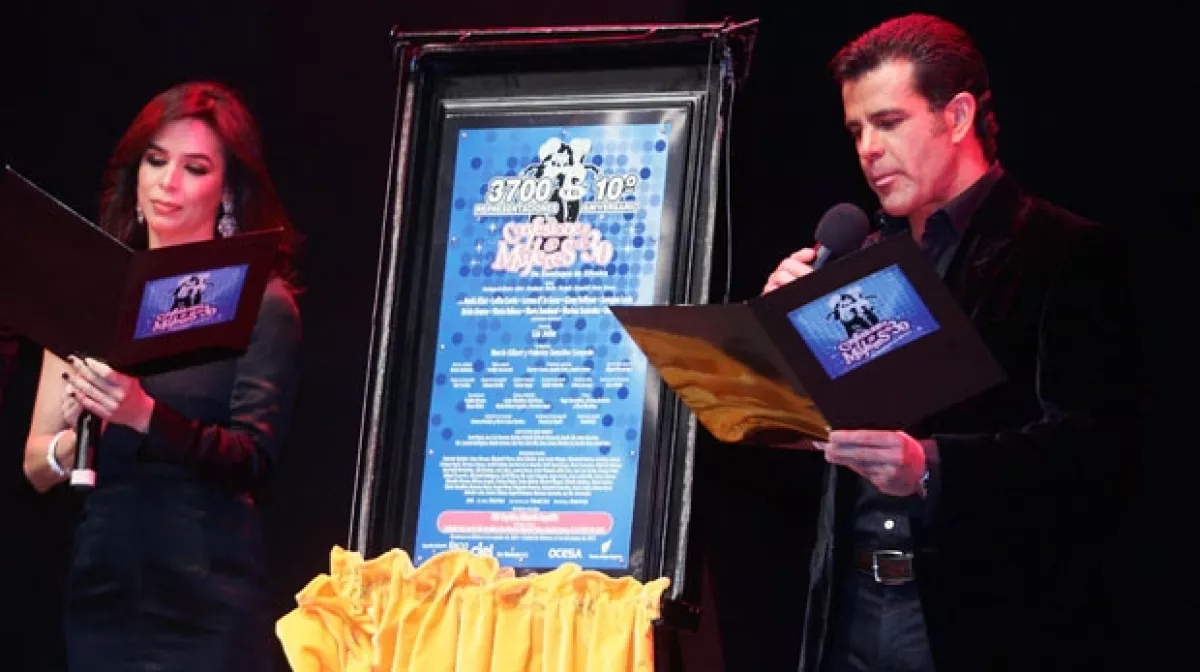 La pareja entró por la puerta trasera del teatro.