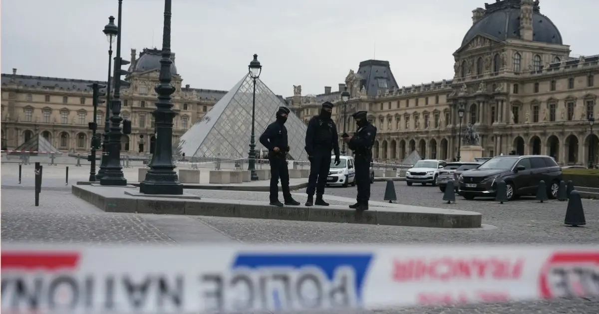 detenidos-museo-louvre.jpg