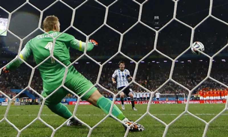 Messi cobró y metió el primer penal de Argentina. (Foto: Reuters)