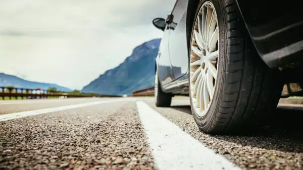 ¿A qué presión deben estar tus llantas si sales a carretera?
