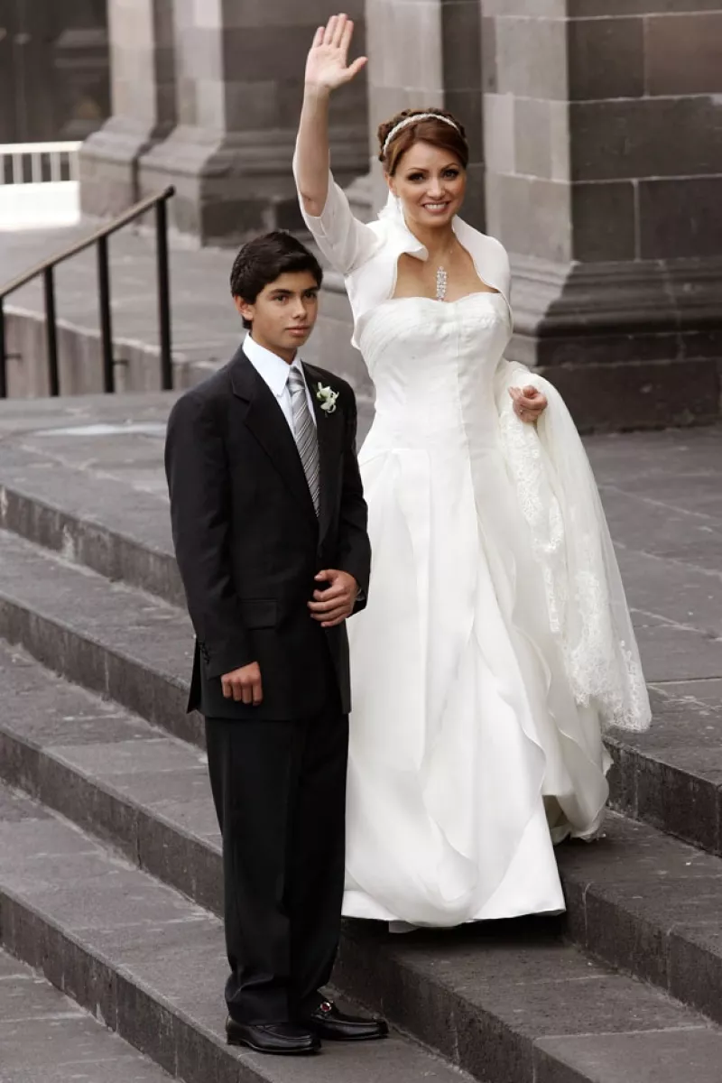 La actriz Angélica Rivera llegó a la Catedral de Toluca acompañada del hijo de Enrique Peña Nieto, Alejandro, quien además fue quien condujo el Passat de su papá.