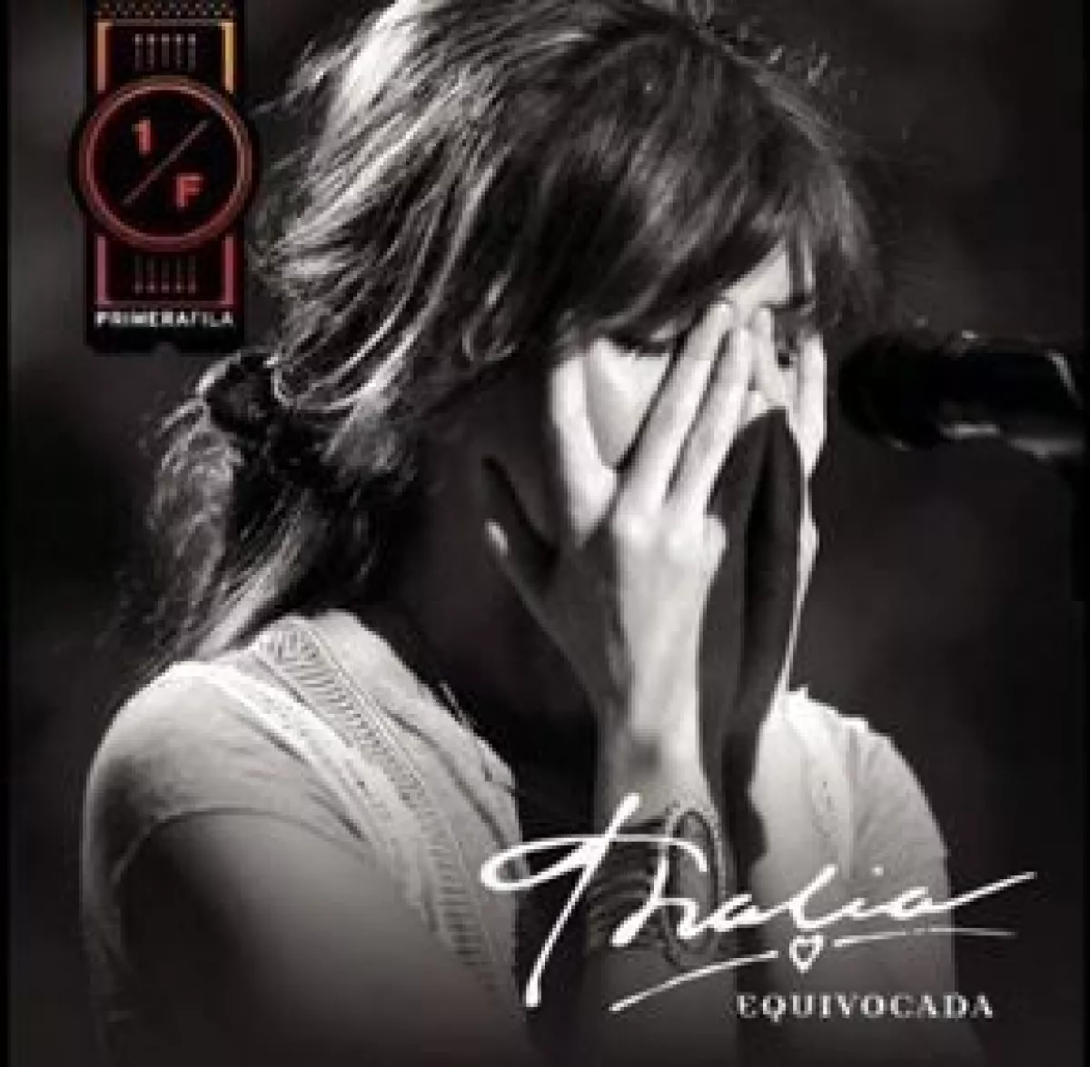 Equivocada se desprende de su producción discográfica Thalía en primera fila.
