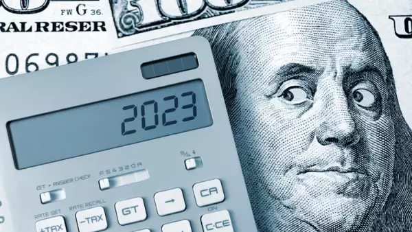 calculadora con billetes de 100 dólares