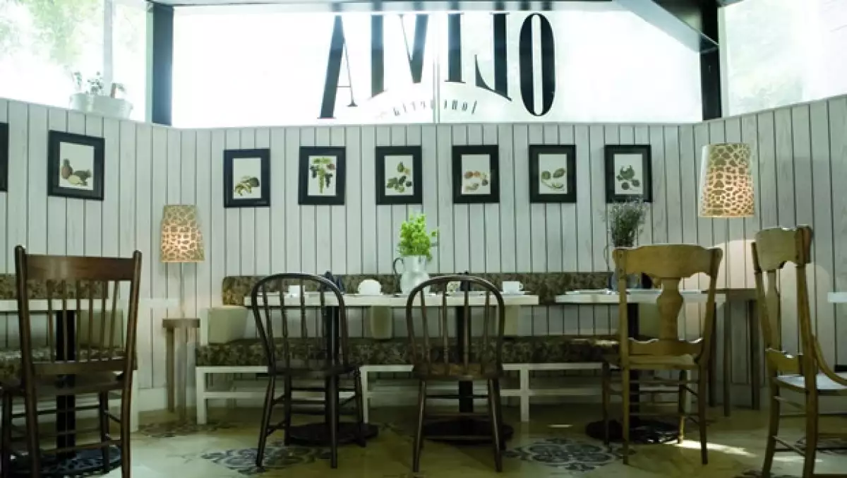 La Lonchería Olivia, ideal para disfrutar de una copa de vino y una tabla de quesos, rinde tributo a los restaurantes tradicionales de la Roma.