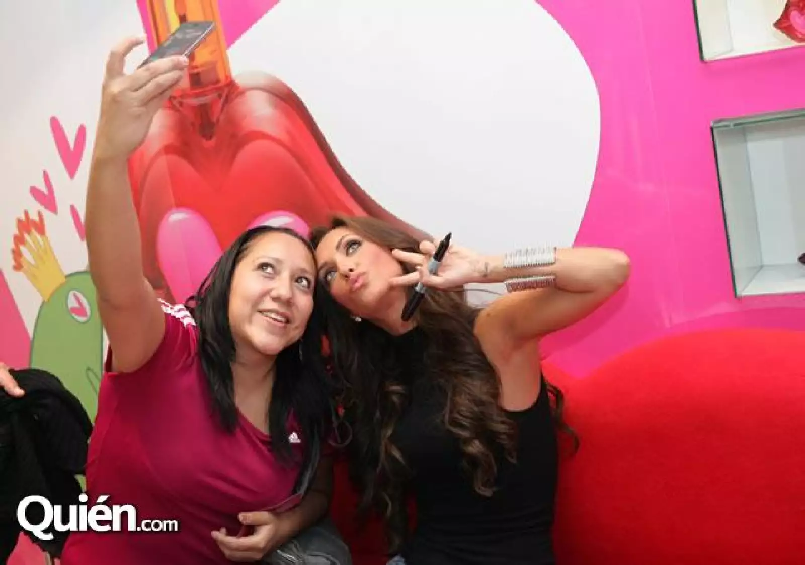 Anahí durante la firma de autógrafos