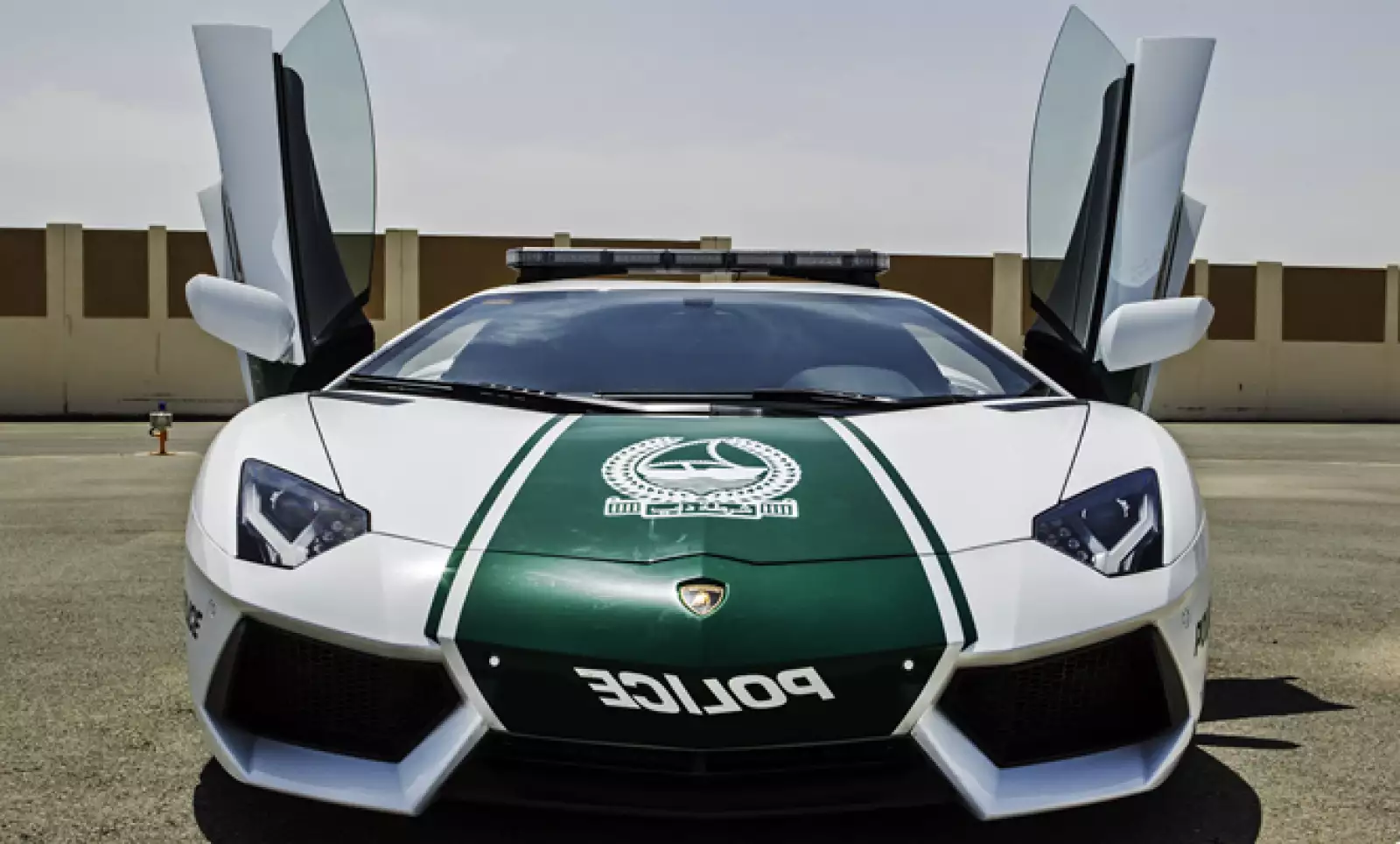 La policía de Dubai recurrió a la marca italiana para renovar su flota de vehículos. Pueden alcanzar los 349 kilómetros por hora.