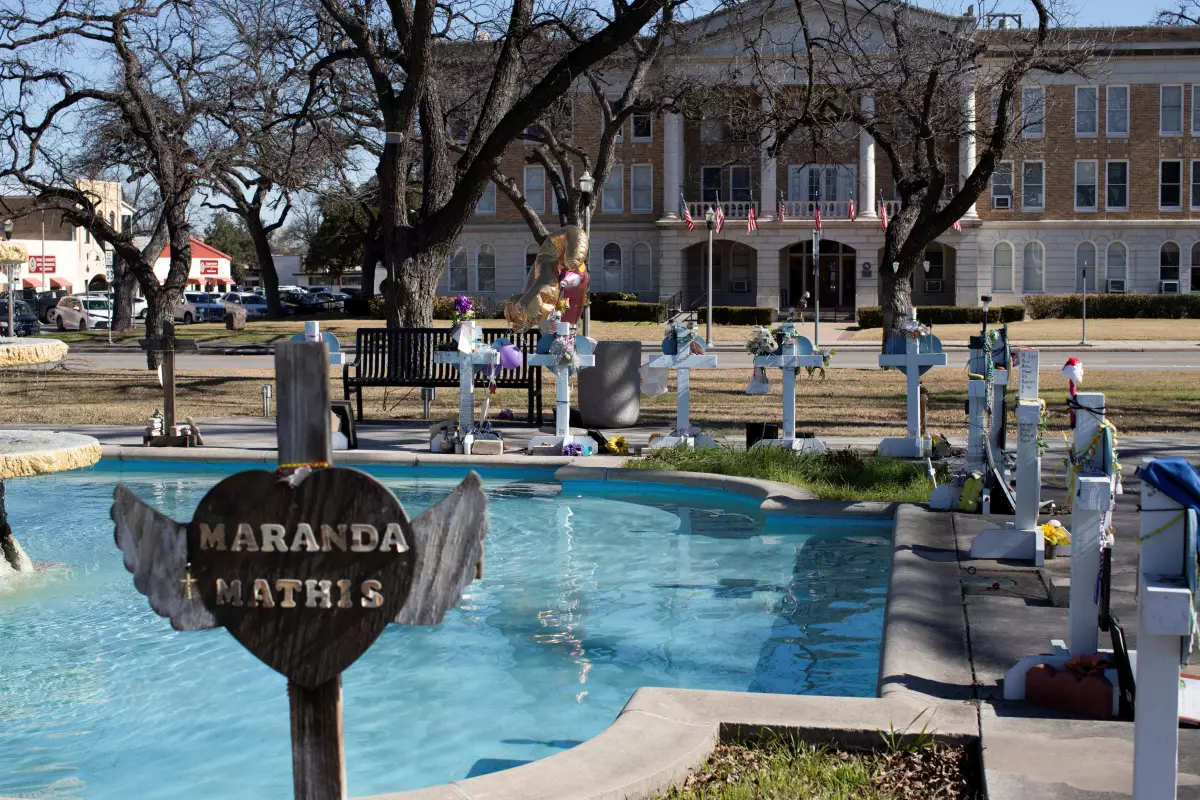 Memorial cruza una fuente en la plaza de la ciudad, mientras el Fiscal General de los Estados Unidos, Merrick Garland, anuncia los resultados de una revisión de la respuesta de las fuerzas del orden a un tiroteo masivo de 2022 en la Escuela Primaria Robb en Uvalde, Texas, EE. UU., el 18 de enero de 2024.