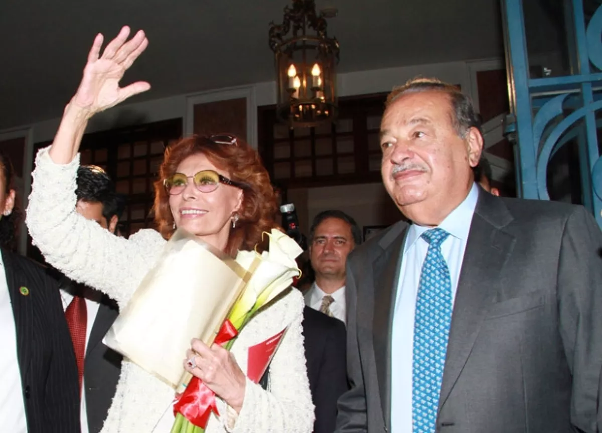 Sophia Loren y Carlos Slim a su salida del Teatro de la Ciudad, evento que cerró con broche de oro el homenaje a la italiana con motivo de sus 80 años.