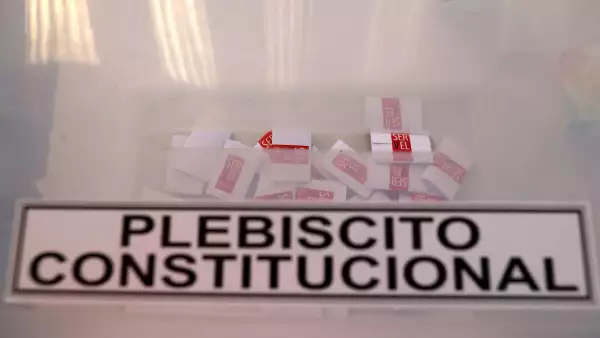 Una casilla de votación contienen muestras de votos en una escuela usada como centro de votación en Santiago, Chile. 