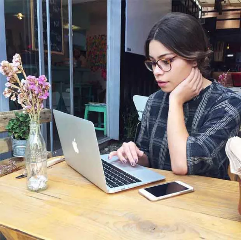 A pesar de que el internet y todos los dispositivos han sido útiles en nuestra vida, también tienen efectos físicos y psicológicos no tan positivos. ¿Sabes cuáles son?