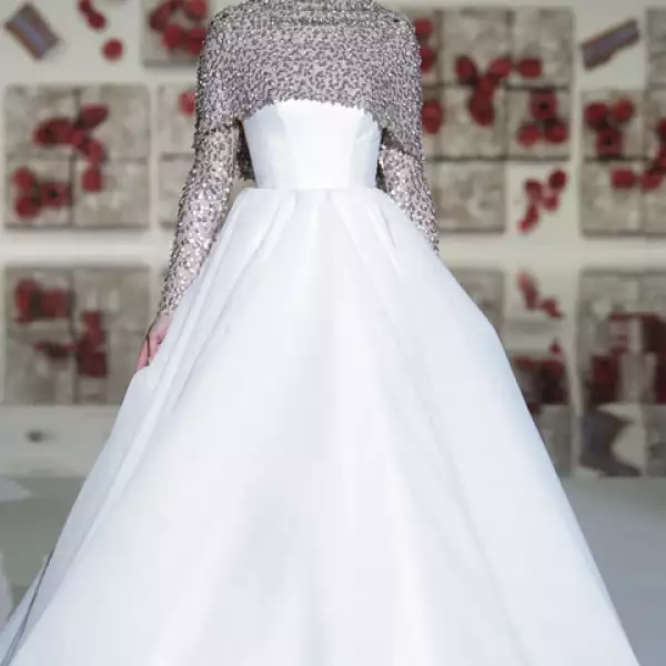 Vestido de gran volumen de gaza con chal de pedrería.