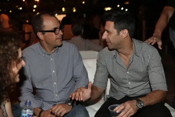 José María Yazpik junto a otro de los invitados a la fiesta por el tributo a Guillermo Arriaga.