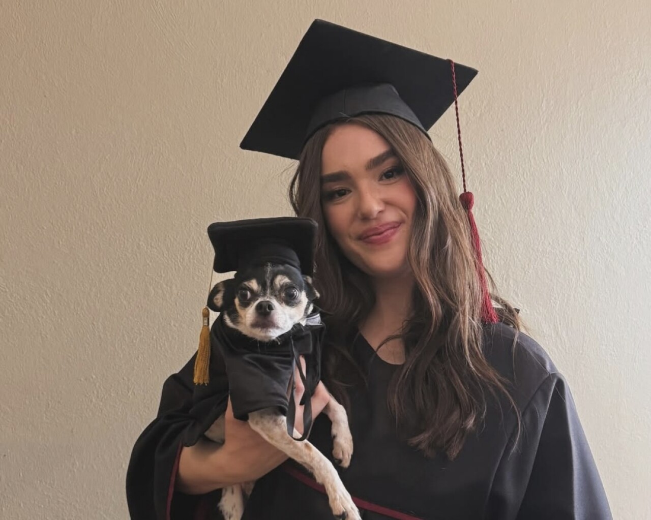 Emily Álvarez, hija de ‘El Canelo’, se gradúa de la preparatoria; el gran ausente en la celebración fue su papá
