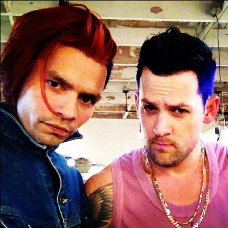El estilista Daniel Moon con el músico Joel Madden, uno de sus famosos clientes.