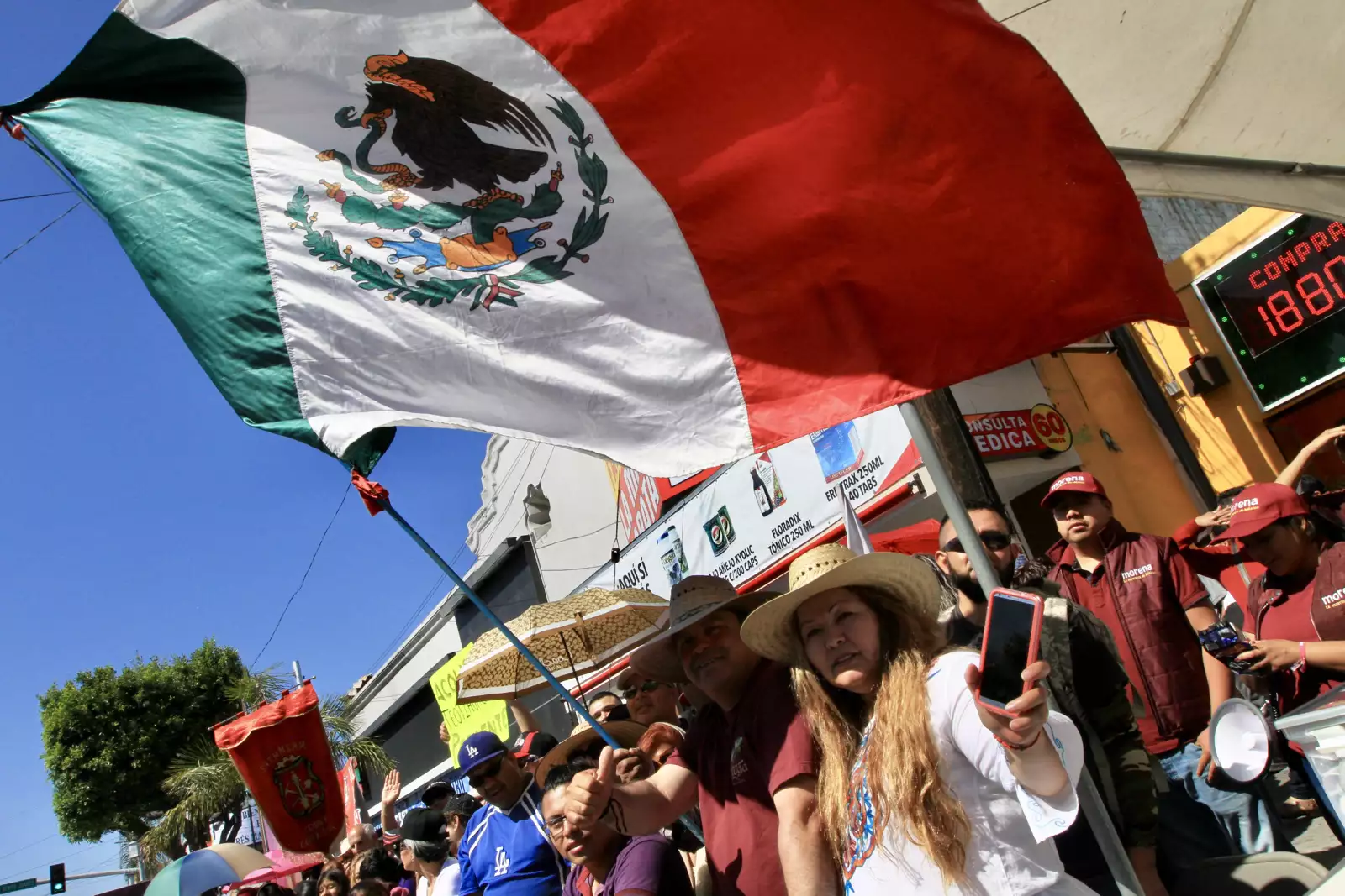 Ciudadanos responden a la convocatoria presidencial en Tijuana