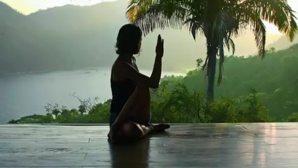 Es reconocido por su espectacular vista al Pacífico y por ser un lugar ideal para la relajación, la meditación y el yoga.