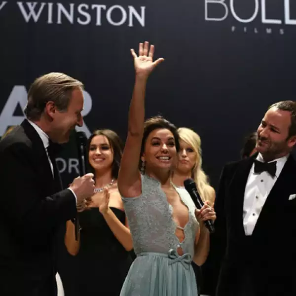 La actriz tomó el micrófono junto con el diseñador Tom Ford, en su paso por el escenario.