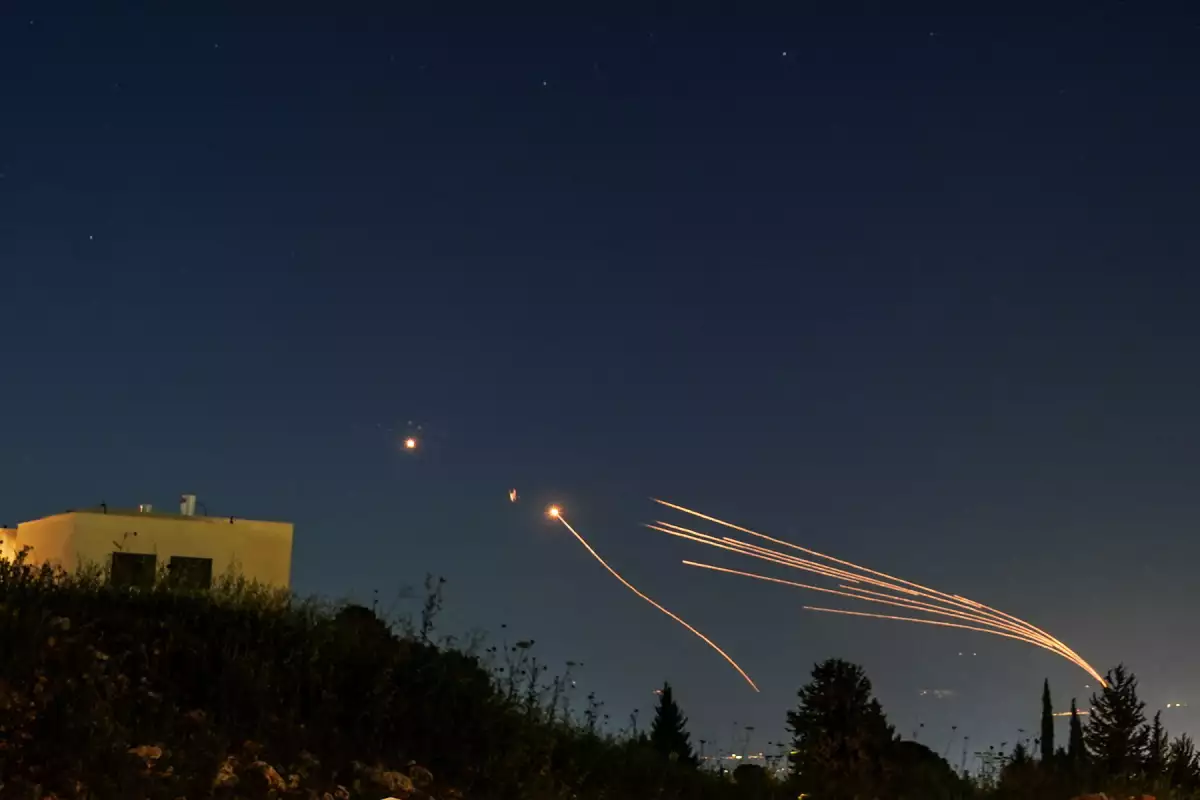 El sistema antimisiles de la Cúpula de Hierro de Israel intercepta los cohetes lanzados desde el Líbano hacia Israel sobre la frontera libanesa israelí, visto desde el norte de Israel, el 12 de abril de 2024.