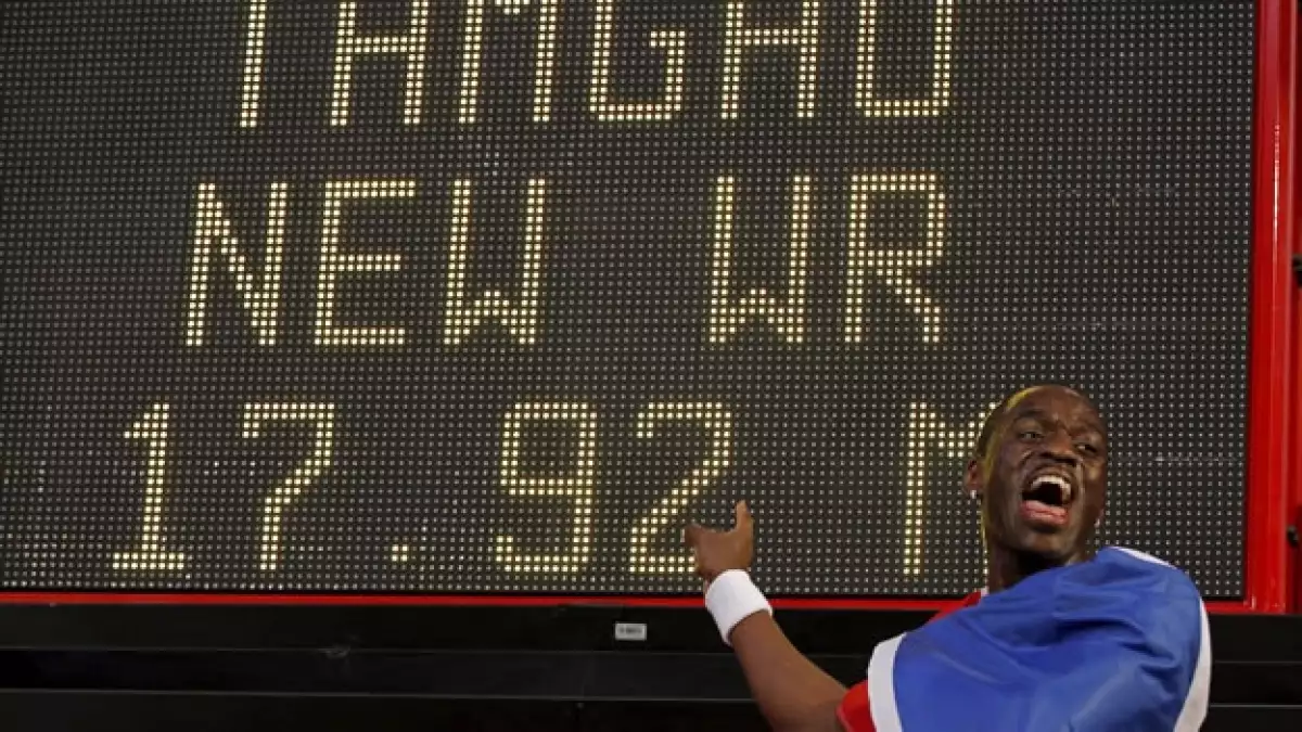 El francés Teddy Tamgho festeja su record mundial en salto triple