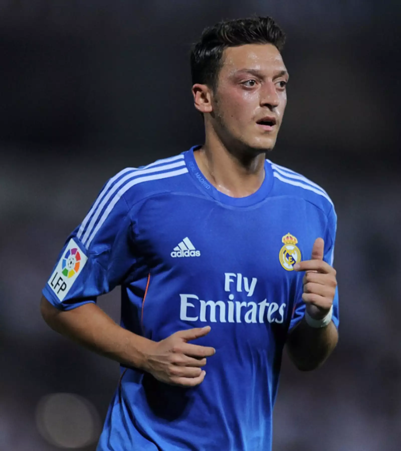 12. Mesut Özil - Alemania A pesar de que muchos podrán decir que no es de los futbolistas alemanes más guapos, Mesut tiene ese factor extra al que pocas mujeres pueden resistirse.