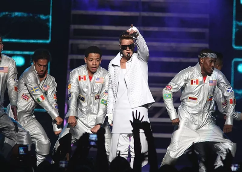 Además de actuar previamente en el escenario en el que el astro pop enloqueció a miles de fans, la cantante mexicana convivió con él tras bambalinas, asegurando que se portó de lo mejor.