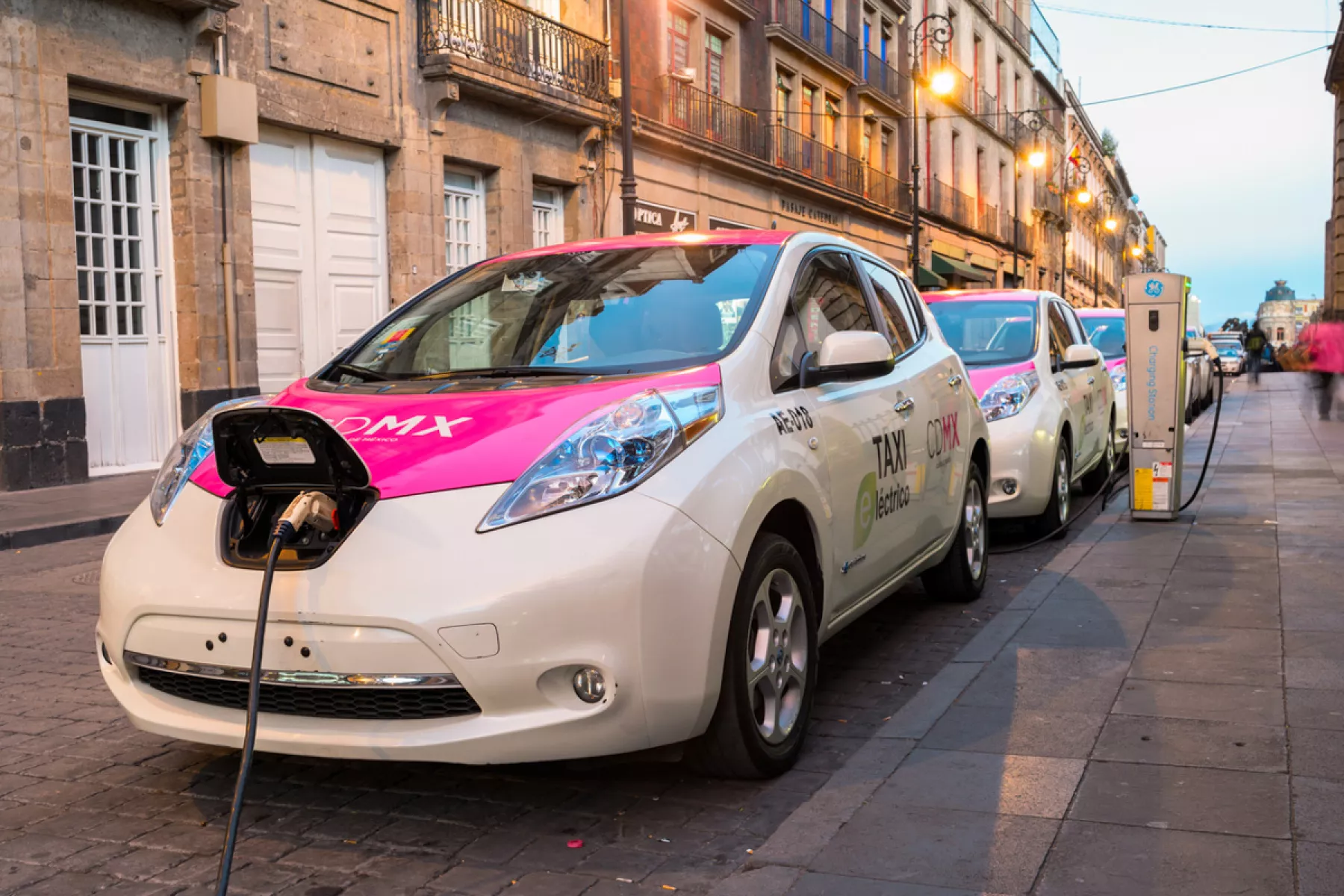 (Coches Nissan Leaf se cargan en una estación de carga en el centro de la Ciudad de México)