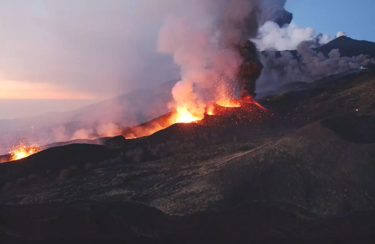 también hizo erupción en 2002.