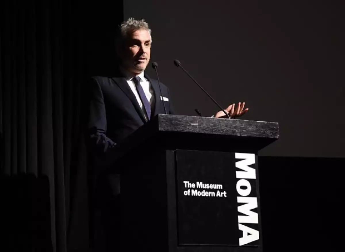 El cineasta recibió este lunes un homenaje por su labor cinematográfica, tomó la tribuna y ante la  élite cultural neoyorquina protestó por la desaparición de los 43 estudiantes en Iguala.