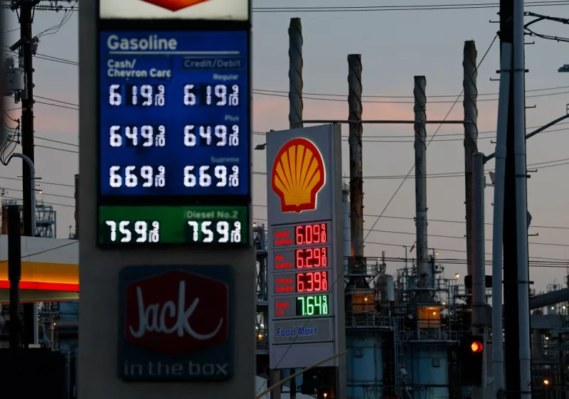 Los precios de la gasolina por encima de $6.00 se muestran en una estación Shell frente a la Refinería de Los Ángeles de Marathon Petroleum Corp el 2 de abril de 2026 en Carson, California.