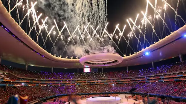 Entre fuegos artificiales y luces de colores decenas de miles de personas dieron el viernes la bienvenida a los Juegos Panamericanos de Guadalajara 2011.