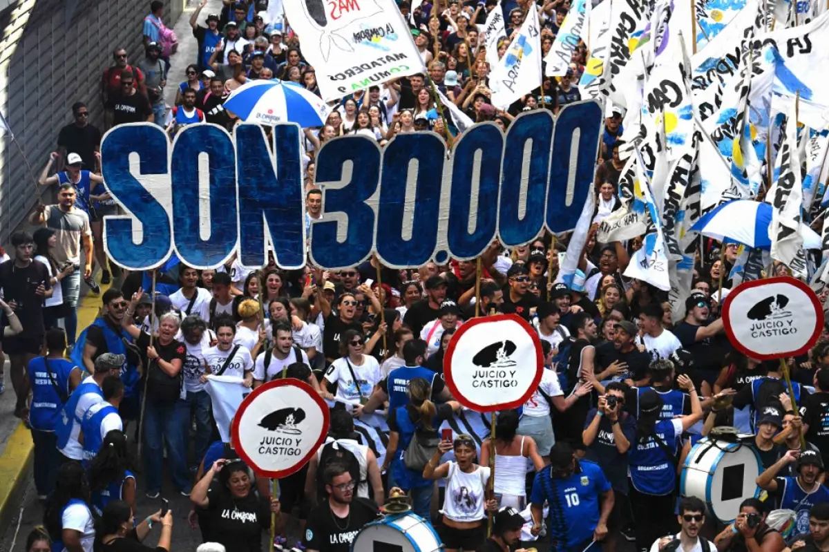 La gente se dirige a la Plaza de Mayo en Buenos Aires para conmemorar el 48 aniversario del golpe militar de 1976 el 24 de marzo de 2023. Las organizaciones de derechos humanos, los sindicatos y las organizaciones sociales están llamando este domingo a una movilización en la Plaza de Mayo en Buenos Aires y en otros espacios públicos de Argentina en el 48 aniversario del golpe de Estado de 1976, que condujo a una dictadura responsable de decenas de miles de desapariciones, exiliados y ejecuciones en centros clandestinos