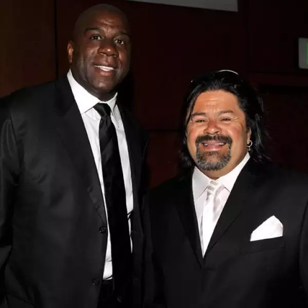 Tras bambalina, estuvieron Earvin Magic Johnson y Miko Brando.